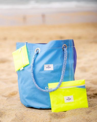 Zipped case · Yellow and blue